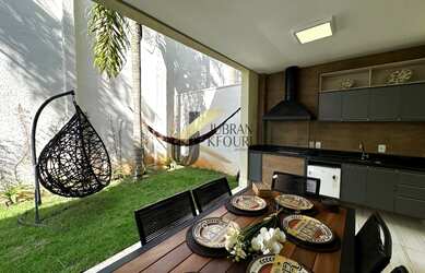 Imagem: A casa em condomínio possui 4 Dormitórios, 2 Suítes, 4 Banheiros