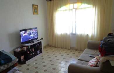 Imagem: A casa possui 2 Dormitórios, 1 Banheiro, 2 Vagas na garagem