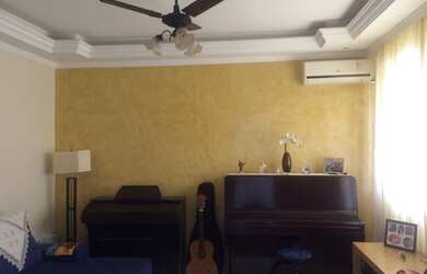 Imagem: A casa possui 2 Dormitórios, 1 Suíte, 2 Banheiros, 3 Vagas