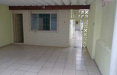 Imagem: A casa possui 3 Dormitórios, 1 Suíte, 2 Banheiros, 2 Vagas