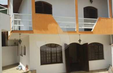 Imagem: A casa possui 3 Dormitórios, 1 Suíte, 3 Vagas na garagem