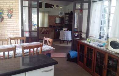 Imagem: A casa possui 4 Dormitórios, 1 Suíte, 3 Banheiros, 4 Vagas