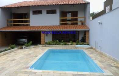 Imagem: A casa possui 3 Dormitórios, 1 Suíte, 3 Banheiros, 5 Vagas