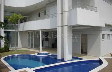 Imagem: A casa em condomínio possui 5 Dormitórios, 5 Suítes, 8 Banheiros