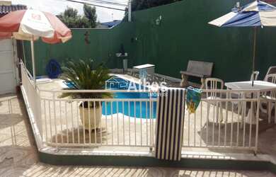 Imagem: A casa possui 3 Dormitórios, 1 Suíte, 3 Banheiros e 4 Vagas