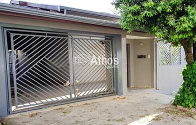 Imagem: A casa possui 3 Dormitórios, 3 Suítes, 3 Banheiros, 4 Vagas