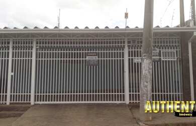 Imagem: A casa possui 3 Dormitórios, 1 Banheiro, 2 Vagas na garagem