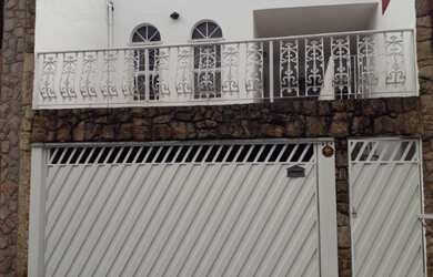 Imagem: A casa possui 2 Dormitórios, 1 Banheiro, 2 Vagas na garagem