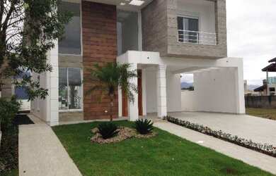 Imagem: A casa em condomínio possui 5 Dormitórios, 4 Suítes, 4 Vagas