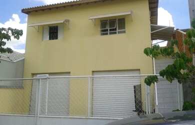 Imagem: A casa possui 2 Dormitórios, 1 Suíte, 2 Banheiros, 2 Vagas