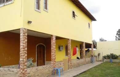 Imagem: A casa possui 4 Dormitórios, 2 Suítes, 4 Banheiros, 3 Vagas