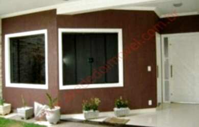 Imagem: A casa possui 3 Dormitórios, 1 Banheiro e 2 Vagas na garagem