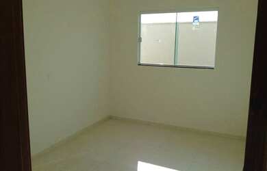Imagem: A casa possui 2 Dormitórios, 1 Suíte, 1 Banheiro, 2 Vagas