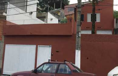 Imagem: A casa possui 1 Dormitório, 1 Banheiro, 1 Vaga na garagem