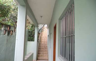 Imagem: A casa possui 2 Dormitórios, 1 Banheiro, 2 Vagas na garagem