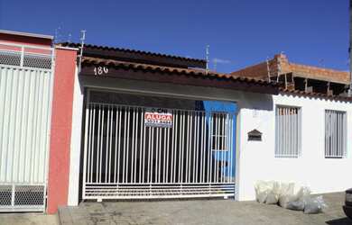 Imagem: A casa possui 2 Dormitórios, 1 Suíte, 2 Banheiros, 3 Vagas