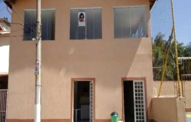 Imagem: A casa possui 2 Dormitórios, 2 Banheiros, 3 Vagas na garagem