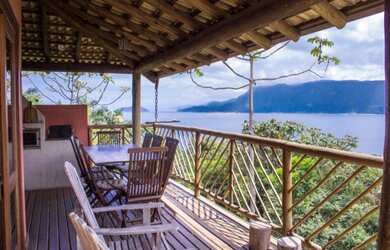 Imagem: A casa possui 4 Dormitórios, 4 Suítes, 6 Banheiros, 3 Vagas