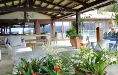 Imagem: A casa possui 6 Dormitórios, 6 Suítes, 8 Banheiros, 5 Vagas