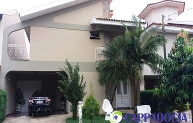 Imagem: A casa em condomínio possui 4 Dormitórios, 4 Suítes, 5 Banheiros