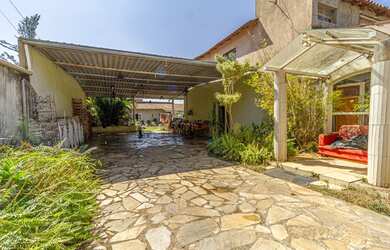 Imagem: A casa possui 3 Dormitórios, 1 Suíte, 3 Banheiros, 4 Vagas