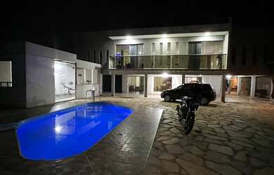 Imagem: A casa em condomínio possui 6 Dormitórios, 1 Suíte, 5 Banheiros