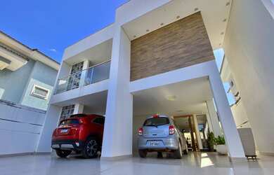 Imagem: A casa em condomínio possui 4 Dormitórios, 4 Suítes, 5 Banheiros