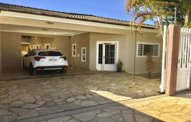 Imagem: A casa possui 4 Dormitórios, 2 Suítes, 3 Banheiros, 2 Vagas