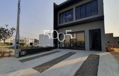 Imagem: O depósito possui 2 Banheiros, 4 Vagas na garagem, 200m² de