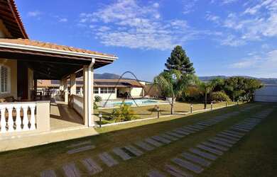 Imagem: A casa possui 3 Dormitórios, 1 Suíte, 4 Banheiros e 12 Vagas