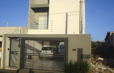 Imagem: A casa possui 3 Dormitórios, 3 Banheiros, 240m² de Área