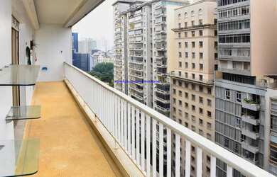 Imagem 3: Condomínio com portaria e segurança 24hrs. Excelente localização á 3 minutos andando para