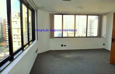 Imagem: A sala comercial possui 4 Banheiros, 6 Vagas na garagem, 360m²