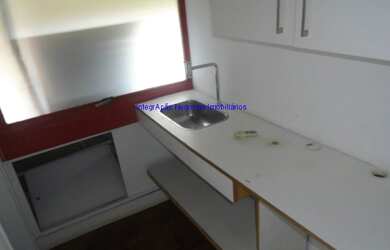 Imagem 8: Condomínio com portaria e segurança 24hrs. Excelente localização entre...