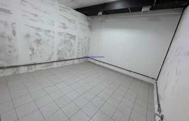 Imagem: A sala comercial possui 4 Banheiros, 6 Vagas na garagem, 950m²