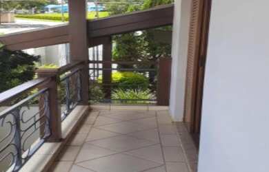 Imagem: A casa possui 3 Dormitórios, 3 Banheiros, 2 Vagas na garagem