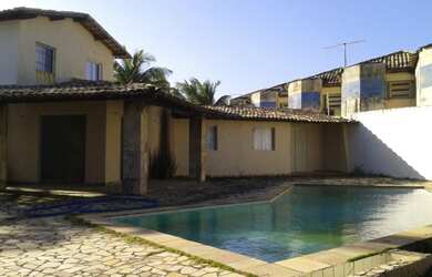 Imagem: A casa possui 4 Dormitórios, 2 Suítes, 4 Banheiros, 5 Vagas