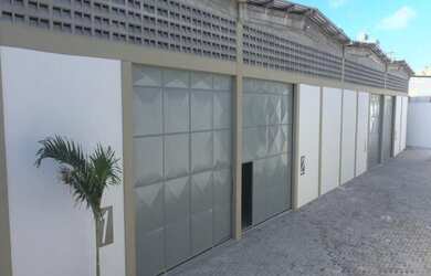 Imagem: O depósito possui 3 Banheiros, 6 Vagas na garagem, 550m² de