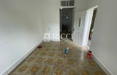 Imagem: A casa possui 3 Dormitórios, 1 Banheiro, 200m² de Área e