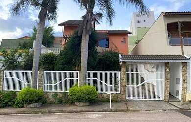 Imagem: A casa possui 4 Dormitórios, 2 Suítes, 6 Banheiros, 7 Vagas