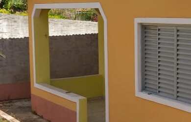 Imagem: A casa possui 2 Dormitórios, 1 Banheiro, 2 Vagas na garagem