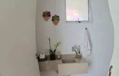 Imagem: A casa possui 3 Dormitórios, 3 Banheiros, 4 Vagas na garagem