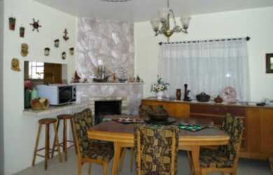 Imagem: A casa possui 4 Dormitórios, 1 Suíte, 2 Banheiros, 2 Vagas