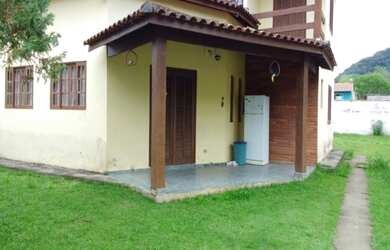 Imagem: A casa possui 4 Dormitórios, 1 Suíte, 3 Banheiros, 4 Vagas