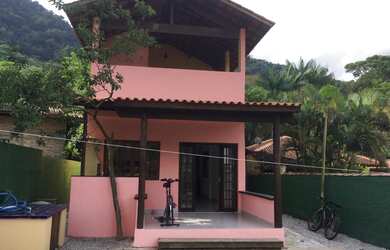 Imagem: A casa possui 4 Dormitórios, 2 Suítes, 3 Vagas na garagem