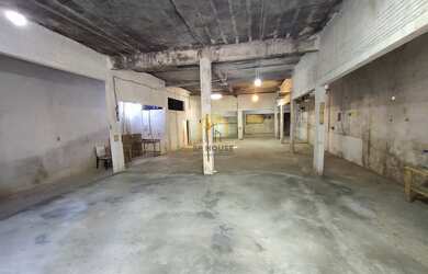 Imagem: O depósito possui 2 Banheiros, 2 Vagas na garagem e 520m²