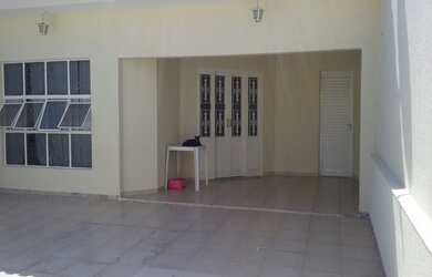 Imagem: A casa possui 4 Dormitórios, 1 Suíte, 3 Banheiros, 3 Vagas