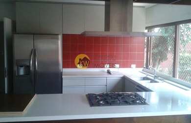 Imagem: A casa em condomínio possui 4 Dormitórios, 4 Suítes, 6 Banheiros