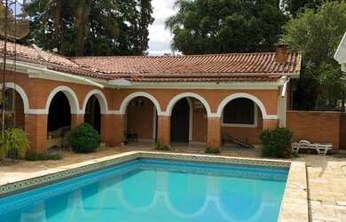 Imagem: A casa possui 5 Dormitórios, 1 Suíte, 7 Banheiros, 7 Vagas