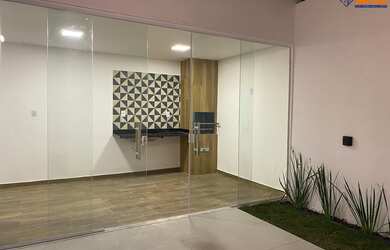 Imagem: A casa possui 2 Dormitórios, 1 Suíte, 1 Banheiro, 3 Vagas